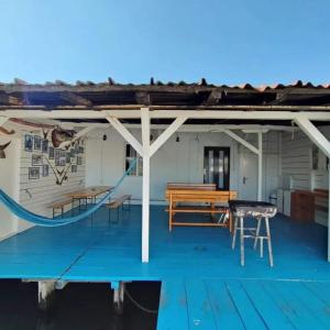 乌尔齐尼Kucica Truma的甲板上设有长凳和船上的滑梯