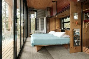 伊斯特曼Cabin Zoobox 81的一间卧室设有一张床和一个阳台