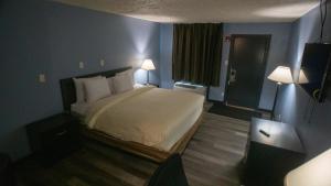 普兰菲尔德Ashley Motel的酒店客房,配有一张床和两盏灯