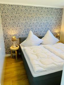 普鲁滕Ferienwohnung Watten im idyllischen Pruchten的一张床上有两个枕头的房间