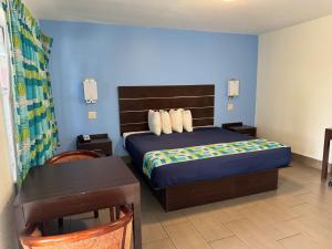 蓬塔戈尔达美国蓬塔戈尔达汽车旅馆的一间卧室配有一张床和一张桌子及一张桌子