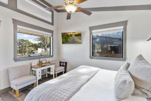 温伯利7A Ranch的一间卧室配有一张床、一张书桌和两个窗户。