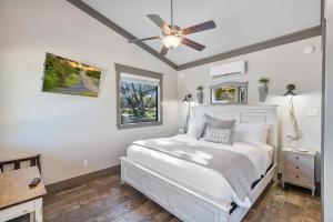 温伯利7A Ranch的卧室配有白色的床和吊扇