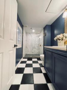 渥太华Golf Viwe house的浴室铺有黑白格子地板。