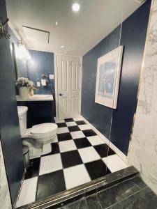 渥太华Golf Viwe house的一间带卫生间和 ⁇ 格地板的浴室