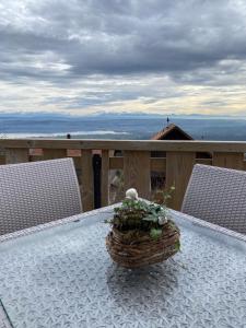 GrandeventTévenon Vue Panoramique Alpes-Lac的坐在桌椅上的篮子