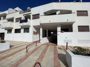 卡沃内拉斯Ático con terraza y vistas en Carboneras的享有白色公寓大楼的外部景色
