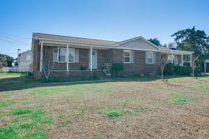 来特斯维比奇Wrightsville Beach Home with Fenced Yard的棕色砖屋,有院子