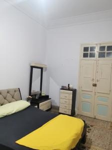 突尼斯Dar mima baya的一间卧室配有一张黄色毯子床