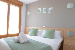锡古恩萨Hostal-Casa Rural Rosa-Nonna的一间卧室配有一张床,上面有两条毛巾