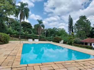 伊图佩瓦Chacara Recanto Paraíso Guacuri 2的庭院里的一个蓝色海水游泳池