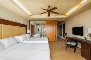 卡伦海滩Centara Grand Beach Resort Phuket - SHA Plus的一间卧室配有两张床和吊扇