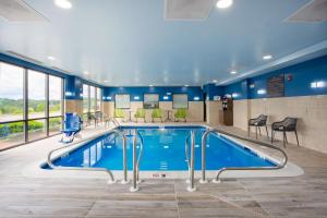 埃尔金斯埃尔金斯希尔顿恒庭酒店的蓝色墙壁的酒店客房的游泳池