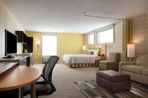 拉威拉威希尔顿欣庭套房酒店的酒店客房设有床和客厅。