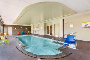 法戈希尔顿法戈2号之家套房酒店的酒店客房中间的游泳池