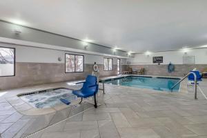柯林斯堡汉普顿柯林斯堡酒店的一个带蓝色椅子的大型游泳池