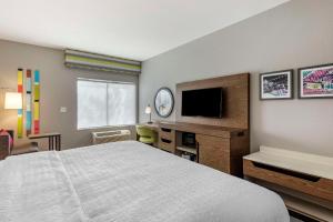 柯林斯堡汉普顿柯林斯堡酒店的配有一张床和一台平面电视的酒店客房