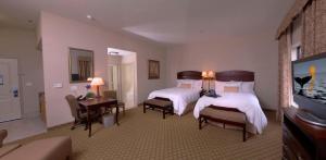 法明顿Hampton Inn & Suites Farmington的酒店客房设有两张床和电视。