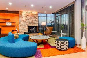 斯奈德Fairfield Inn & Suites by Marriott Snyder的客厅配有蓝色的椅子和桌子