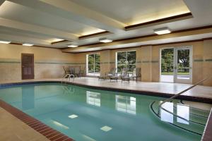 Massard史密斯堡希尔顿惠庭套房酒店的大楼内的一个蓝色海水游泳池