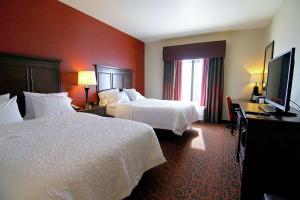 格兰福克格兰德福克斯汉普顿酒店及套房的酒店客房设有两张床和一台平面电视。