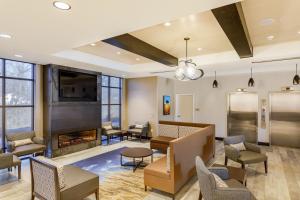 托皮卡SpringHill Suites by Marriott Topeka Southwest的等候室里带壁炉的等候区