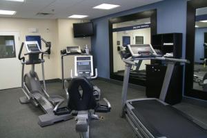 基尔戈基戈尔希尔顿恒庭酒店的健身房设有两台跑步机和两台机器
