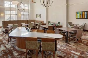 法明顿哈特福德顿希尔顿惠庭套房酒店的用餐室设有桌椅和窗户。
