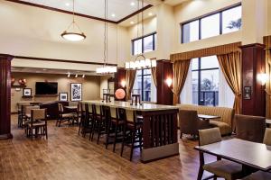 哈灵根哈林根汉普顿套房酒店的大堂设有酒吧和桌椅