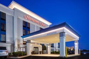 温泉城Hampton Inn & Suites by Hilton in Hot Springs, Arkansas的前面有标志的酒店