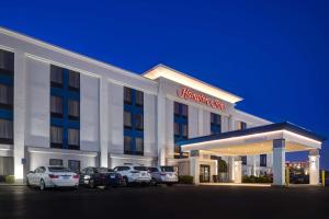 温泉城Hampton Inn & Suites by Hilton in Hot Springs, Arkansas的门前有车辆停放的酒店