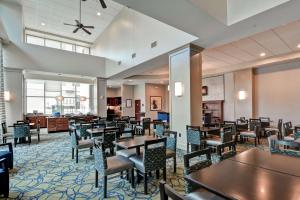 休斯顿休斯顿宁静商业街惠庭套房酒店的一间在房间内配有桌椅的餐厅