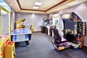 西雅茅斯科德角/西雅默斯希尔顿恒庭旅馆&套房酒店的一间设有街机游戏和电子游戏的房间