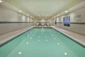 威奇托东北威奇托汉普顿住宿及套房酒店的大楼内的一个蓝色海水游泳池