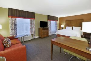 威奇托东北威奇托汉普顿住宿及套房酒店的一间酒店客房,配有一张床和一台电视