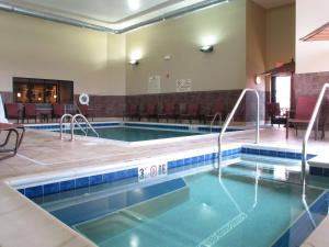 克拉尔维尔希尔顿科洛威尔郝伍德套房 - 艾瓦瑞沃兰德酒店的游泳池,位于酒店带游泳池的客房