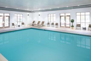 加登城Hampton Inn by Hilton Garden City Long Island的一个带窗户的房间,有一个大型游泳池