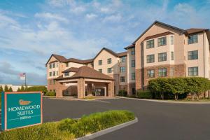 Carle PlaceHomewood Suites by Hilton Carle Place - Garden City, NY的前面有标志的大建筑