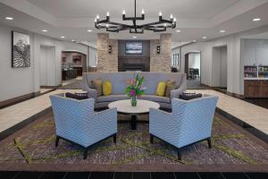 Carle PlaceHomewood Suites by Hilton Carle Place - Garden City, NY的大堂配有沙发、椅子和桌子