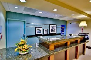 莫雷诺谷Hampton Inn & Suites Moreno Valley的一间带水槽和蓝色墙壁的浴室