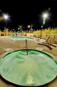 莫雷诺谷Hampton Inn & Suites Moreno Valley的晚上在停车场的按摩浴缸