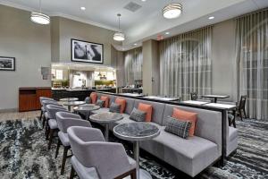 埃奇沃特艾奇沃-纽约城希尔顿惠庭套房酒店 的带沙发和桌椅的等候室