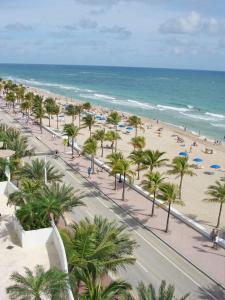 劳德代尔堡GALLERY One - A DoubleTree Suites by Hilton Hotel的享有棕榈树海滩和大海的景色