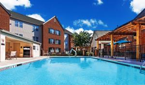 格林斯伯勒Homewood Suites by Hilton Greensboro的公寓大楼内的游泳池