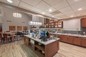 格林斯伯勒Homewood Suites by Hilton Greensboro的大型厨房以及带桌椅的用餐室