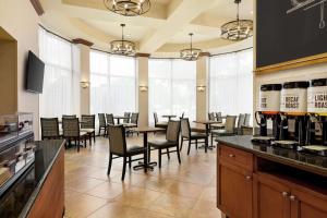 格林维尔汉普顿酒店及套房格林维尔 - 市区 - 瑞尔普雷斯的用餐室设有桌椅和窗户。