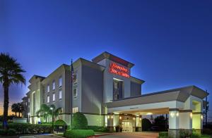 休斯顿乔治·布什洲际机场汉普顿套房酒店的带有读过雪利登大学的标志的酒店