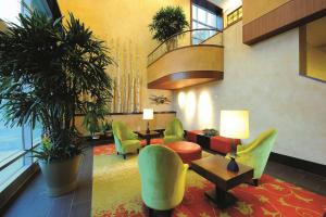 休斯顿休斯顿希尔顿合博套房酒店 - 市中心的大堂设有绿色的桌椅和楼梯