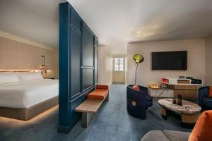 新奥尔良新奥尔良W酒店 — 法国区的一间酒店客房,配有一张床和一台电视