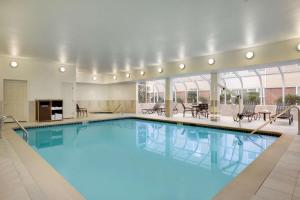休斯顿休斯敦-维斯特切斯希尔顿惠庭套房酒店的大楼里一个蓝色的大泳池